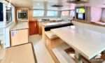 Catamarã Praia 47 - Cozinha e salão
