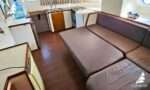 Veleiro Catamarã Bate Vento BV 36 - Salão interno sofá